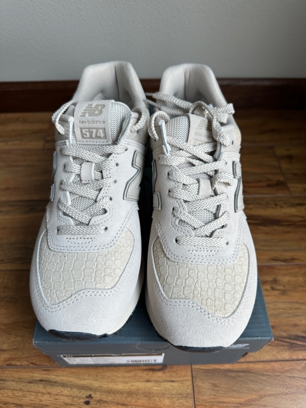 New Balance 574 Women's Beige/Taupe Cream Calcium Classic Croc Sneaker size 9.5 - Picture 4 of 9